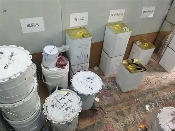 生产车间存放有油性油漆等原材料