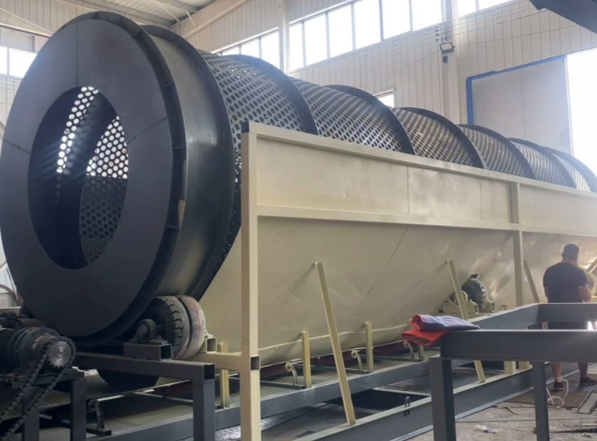 郑州朴华科技滚筒筛在建筑垃圾分选现场的工作图,显示物料在滚筒内被筛分