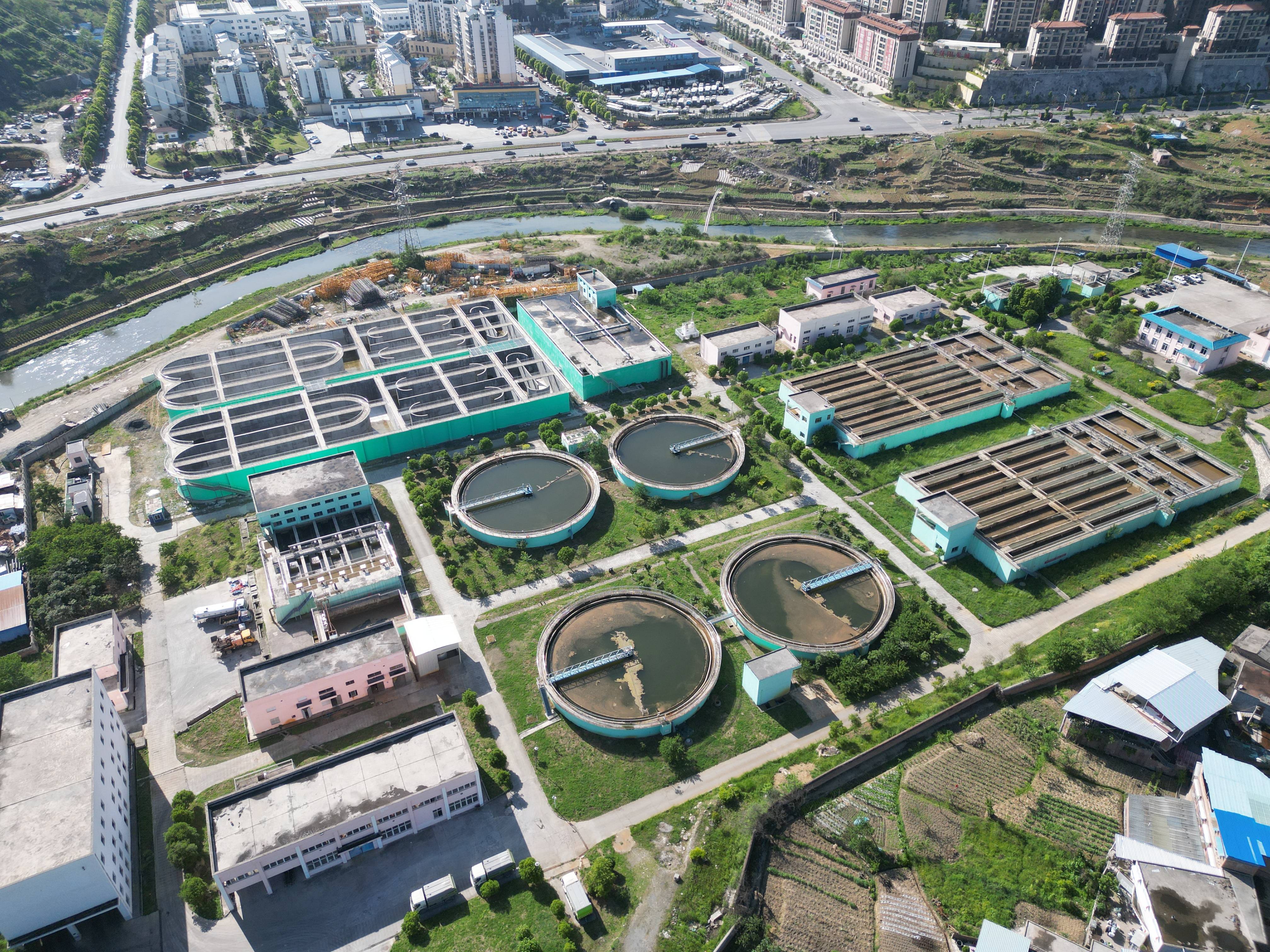 正在进行提标改造的现代化污水处理厂实景