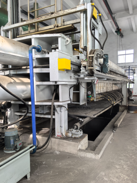 郑州朴华科技现代化生产车间内