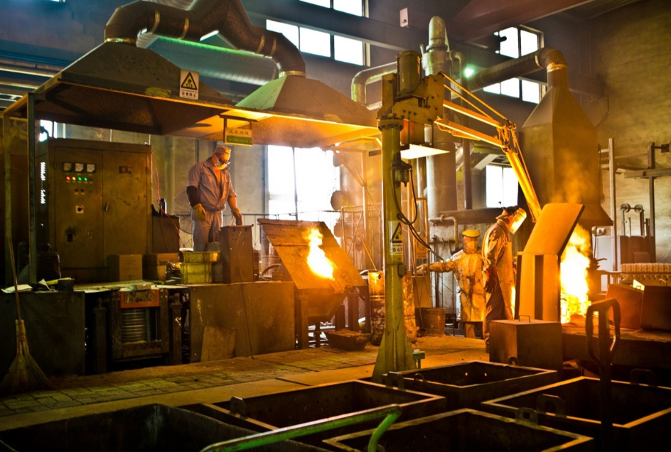 铸造车间浇注工序烟尘弥漫现场，体现治理的必要性